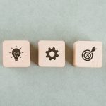 drewniane klocki z grafikami